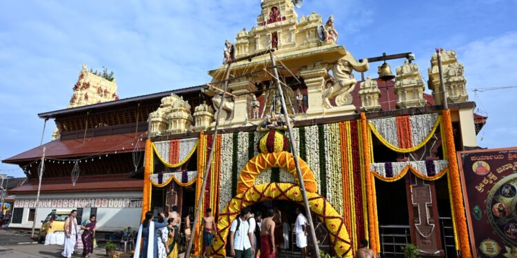 ಶ್ರೀಕೃಷ್ಣ ಜನ್ಮಾಷ್ಠಮಿಯ ಪ್ರಯುಕ್ತ ಹೂಗಳಿಂದ ಅಲಂಕಾರ ಗೊಂಡ ಶ್ರೀ ಕೃಷ್ಣ ಮಠ..!!