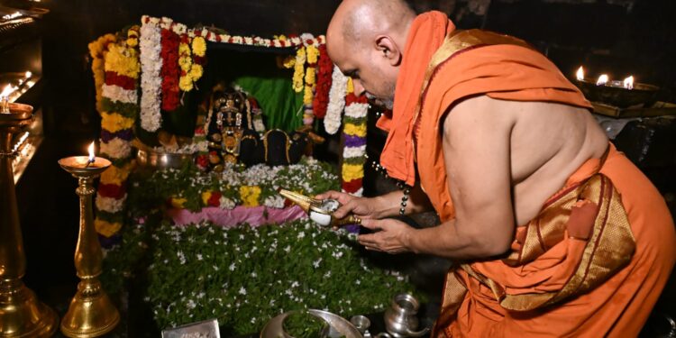 ಪುತ್ತಿಗೆ ಪರ್ಯಾಯ ಉಭಯ ಶ್ರೀಪಾದರಿಂದ ಶ್ರೀ ಕೃಷ್ಣ ದೇವರಿಗೆ ವಿಶೇಷ ಪೂಜೆ ಅರ್ಘ್ಯ ಪ್ರದಾನ..!!