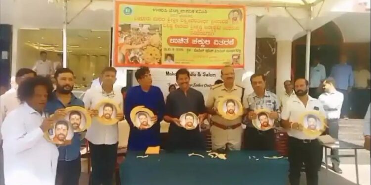 ಉಡುಪಿ:  ನಾಗರಿಕ ಸಮಿತಿಯಿಂದ ಶ್ರೀಲಕ್ಷ್ಮೀವರತೀರ್ಥ ಸ್ವಾಮೀಜಿ ಸ್ಮರಣಾರ್ಥ ಶ್ರೀಕೃಷ್ಣ ಜನ್ಮಾಷ್ಟಮಿ ವಿಟ್ಲಪಿಂಡಿ ಪ್ರಯುಕ್ತ 10 ಸಾವಿರ ಚಕ್ಕುಲಿ ವಿತರಣೆ..!!