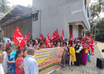 ಉಡುಪಿ:  ಬಾಕಿ ಇರುವ ಕನಿಷ್ಟ ಕೂಲಿ ,ತುಟ್ಟಿಭತ್ಯೆ ಕೂಡಲೇ ನೀಡಬೇಕೆಂದು ಒತ್ತಾಯಿಸಿ ಬೀಡಿ ಕಾರ್ಮಿಕರಿಂದ ಹಕ್ಕೊತ್ತಾಯ ಚಳುವಳಿ..!!