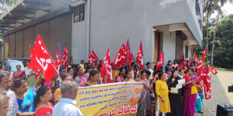 ಉಡುಪಿ:  ಬಾಕಿ ಇರುವ ಕನಿಷ್ಟ ಕೂಲಿ ,ತುಟ್ಟಿಭತ್ಯೆ ಕೂಡಲೇ ನೀಡಬೇಕೆಂದು ಒತ್ತಾಯಿಸಿ ಬೀಡಿ ಕಾರ್ಮಿಕರಿಂದ ಹಕ್ಕೊತ್ತಾಯ ಚಳುವಳಿ..!!