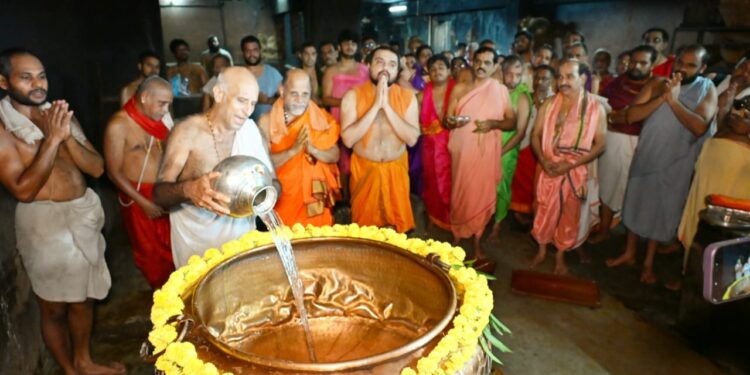 ಶ್ರೀ ಕೃಷ್ಣ ಮಠದಲ್ಲಿ ದೀಪಾವಳಿ ಹಬ್ಬದ ಅಂಗವಾಗಿ ಗಂಗಾ ಭಾಗೀರಥಿ ಪೂಜೆ ಮೂಲಕ ಜಲಪೂರಣ ವಿಧಿ..!!