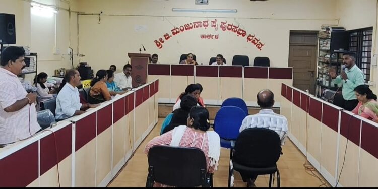 ಕಾರ್ಕಳ :ಅನಧಿಕೃತ ಪ್ಲಾಸ್ಟಿಕ್ ಫ್ಲಕ್ಸ್ ಬ್ಯಾನರ್ ನಿಯಂತ್ರಿಸಲು ಕಟ್ಟು ನಿಟ್ಟಿನ ಕ್ರಮ ವಹಿಸಬೇಕು: ಪುರಸಭೆ ಅಧ್ಯಕ್ಷ ಯೋಗೀಶ್ ದೇವಾಡಿಗ ಸೂಚನೆ..!!