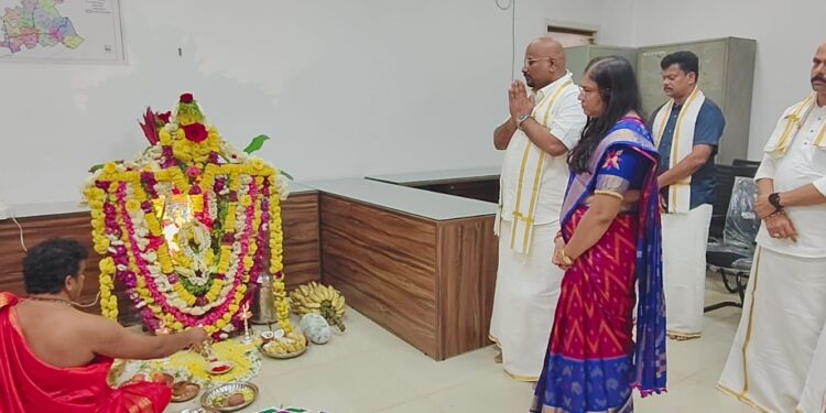 ಕಾರ್ಕಳ, ತಾಲೂಕು ಕಚೇರಿಯಲ್ಲಿ ವಿಜೃಂಭಣೆಯ ಲಕ್ಷ್ಮೀ ಪೂಜೆ ಮತ್ತು ಆಯುಧ ಪೂಜೆ..!!