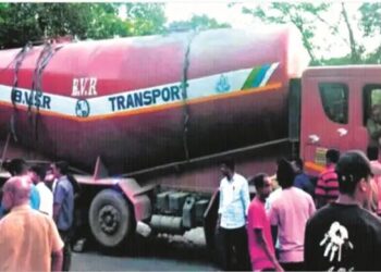 ಚಾರ್ಮಾಡಿ ಘಾಟಿ ರಸ್ತೆ ಮಧ್ಯೆ ಅಡ್ಡಲಾಗಿ ನಿಂತ ಟ್ಯಾಂಕರ್‌ :ಸಂಚಾರ ಅಸ್ತವ್ಯಸ್ತ..!!