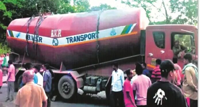 ಚಾರ್ಮಾಡಿ ಘಾಟಿ ರಸ್ತೆ ಮಧ್ಯೆ ಅಡ್ಡಲಾಗಿ ನಿಂತ ಟ್ಯಾಂಕರ್‌ :ಸಂಚಾರ ಅಸ್ತವ್ಯಸ್ತ..!!