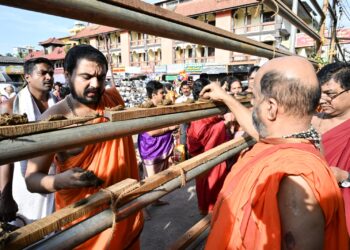 ಉಡುಪಿ :ರಥಬೀದಿಯಲ್ಲಿ ಹಣತೆ ಇಡುವ ಮೂಲಕ ಲಕ್ಷದೀಪೋತ್ಸವಕ್ಕೆ ಚಾಲನೆ..!!