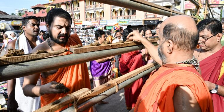 ಉಡುಪಿ :ರಥಬೀದಿಯಲ್ಲಿ ಹಣತೆ ಇಡುವ ಮೂಲಕ ಲಕ್ಷದೀಪೋತ್ಸವಕ್ಕೆ ಚಾಲನೆ..!!