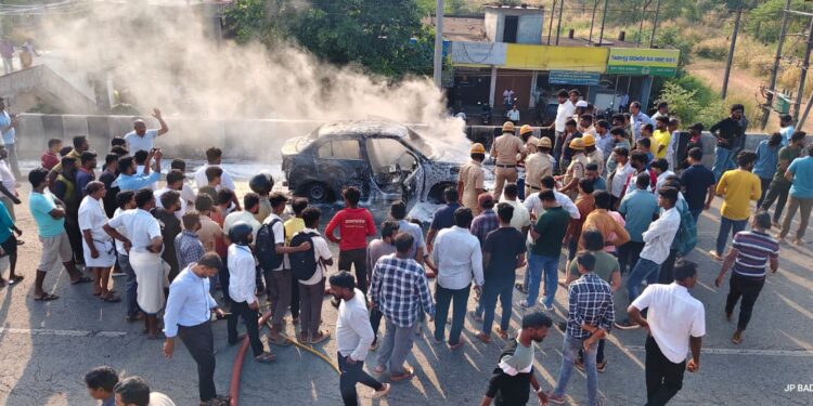 ಬೈಂದೂರು: ಫ್ಲೈಓವರ್ ಮೇಲೆ ಚಲಿಸುತ್ತಿದ್ದ ಕಾರಿನಲ್ಲಿ ಆಕಸ್ಮಿಕ ಬೆಂಕಿ; ಪ್ರಯಾಣಿಕರು ಅಪಾಯದಿಂದ ಪಾರು..!!