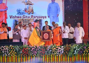 ಪ್ರಧಾನಿ ಮೋದಿಗೆ ಭಾರತ ಭಾಗ್ಯ ವಿಧಾತ ಬಿರುದು ನೀಡಿ ಪುತ್ತಿಗೆ ಸ್ವಾಮೀಜಿ ಸನ್ಮಾನ.!!