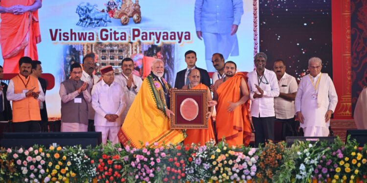 ಪ್ರಧಾನಿ ಮೋದಿಗೆ ಭಾರತ ಭಾಗ್ಯ ವಿಧಾತ ಬಿರುದು ನೀಡಿ ಪುತ್ತಿಗೆ ಸ್ವಾಮೀಜಿ ಸನ್ಮಾನ.!!