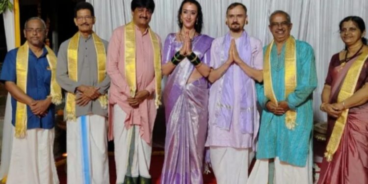 ಹಿಂದೂ ಸಂಪ್ರದಾಯದಂತೆ ಕೊಲ್ಲೂರು ಶ್ರೀ ಮೂಕಾಂಬಿಕಾ ಕ್ಷೇತ್ರದಲ್ಲಿ ಮದುವೆಯಾದ ಯುರೋಪ್ ದೇಶದ ವರ , ಫ್ರಾನ್ಸ್ನ ವಧು..!!