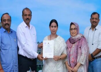 ಗೃಹಲಕ್ಷ್ಮೀ ಸಂಘ’ ನೋಂದಣಿ: ‘ಸಚಿವೆ ಲಕ್ಷ್ಮೀ ಹೆಬ್ಬಾಳ್ಕರ್’ಗೆ ಪ್ರಮಾಣಪತ್ರ ಹಸ್ತಾಂತರ