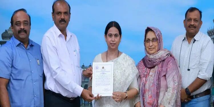 ಗೃಹಲಕ್ಷ್ಮೀ ಸಂಘ’ ನೋಂದಣಿ: ‘ಸಚಿವೆ ಲಕ್ಷ್ಮೀ ಹೆಬ್ಬಾಳ್ಕರ್’ಗೆ ಪ್ರಮಾಣಪತ್ರ ಹಸ್ತಾಂತರ