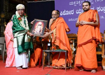 ಕರ್ನಾಟಕ ಉಚ್ಚ ನ್ಯಾಯಾಲಯದ ಹಿರಿಯ ವಕೀಲರಾದ ಶ್ರೀ ಬಿ.ವಿ.ಆಚಾರ್ಯ ಅವರಿಗೆ ಶ್ರೀಕೃಷ್ಣಾಗೀತಾನುಗ್ರಹ ಪ್ರಶಸ್ತಿ..!!