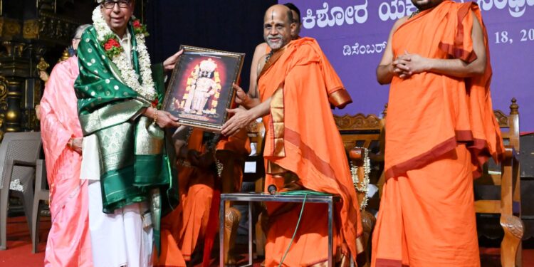 ಕರ್ನಾಟಕ ಉಚ್ಚ ನ್ಯಾಯಾಲಯದ ಹಿರಿಯ ವಕೀಲರಾದ ಶ್ರೀ ಬಿ.ವಿ.ಆಚಾರ್ಯ ಅವರಿಗೆ ಶ್ರೀಕೃಷ್ಣಾಗೀತಾನುಗ್ರಹ ಪ್ರಶಸ್ತಿ..!!