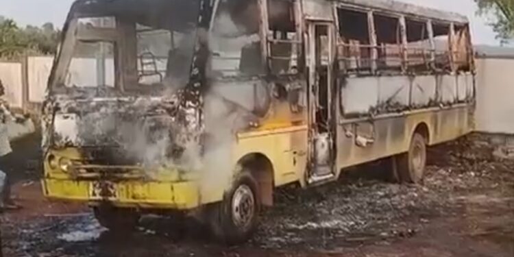 ಉಡುಪಿ: ಬೆಂಕಿಗಾಹುತಿಯಾದ ಶಾಲಾ ಬಸ್‌ -ತಪ್ಪಿದ ಭಾರಿ ದುರಂತ..!!