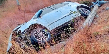 ಉಡುಪಿ:ನಿಯಂತ್ರಣ ತಪ್ಪಿ ರಸ್ತೆಬದಿಯ ಚರಂಡಿಗೆ ಉರುಳಿ ಬಿದ್ದ ಕಾರು: ವಾಹನದಲ್ಲಿದ್ದವರಿಗೆ ಸಣ್ಣಪುಟ್ಟ ಗಾಯ..!!