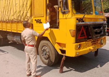 ಕಾರ್ಕಳ ಗ್ರಾಮಾಂತರ ಠಾಣಾ ವತಿಯಿಂದ ವಾಹನ ಚಾಲಕರಿಗೆ ಸಂಚಾರಿ ನಿಯಮ, ಸ್ಪೀಡ್ ಗವರ್ನರ್ ಅಳವಡಿಸುವಂತೆ ಕರಪತ್ರ ವಿತರಣೆ..!!
