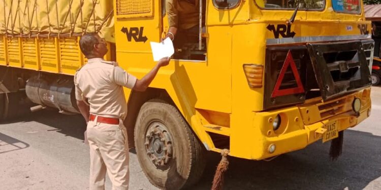 ಕಾರ್ಕಳ ಗ್ರಾಮಾಂತರ ಠಾಣಾ ವತಿಯಿಂದ ವಾಹನ ಚಾಲಕರಿಗೆ ಸಂಚಾರಿ ನಿಯಮ, ಸ್ಪೀಡ್ ಗವರ್ನರ್ ಅಳವಡಿಸುವಂತೆ ಕರಪತ್ರ ವಿತರಣೆ..!!