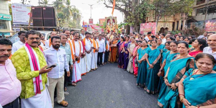 ಉಡುಪಿ ಜಿಲ್ಲಾ ಯುವ ಬ್ರಾಹ್ಮಣ ಪರಿಷತ್ (ರಿ) ಸದಸ್ಯ ರಿಂದ ಗೋವುಗಳಿಗೆ ಪ್ರಿಯವಾದ ಹಿಂಡಿ ಸುಮಾರು 1 ಲಕ್ಷ ಮೊತ್ತದ ಹೊರೆ ಕಾಣಿಕೆ ಅರ್ಪಣೆ..!!