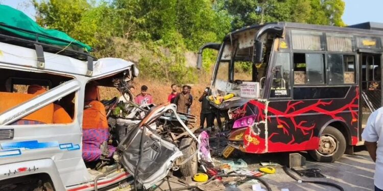 ಮಿಯಾರು ಕಂಬಳಕ್ರಾಸ್ ಬಳಿ ಖಾಸಗಿ ಬಸ್- ತುಫಾನ್ ವಾಹನದ ಮಧ್ಯೆ ಭೀಕರ ಅಪಘಾತ: ಮೂವರು ಸಾವು..!!