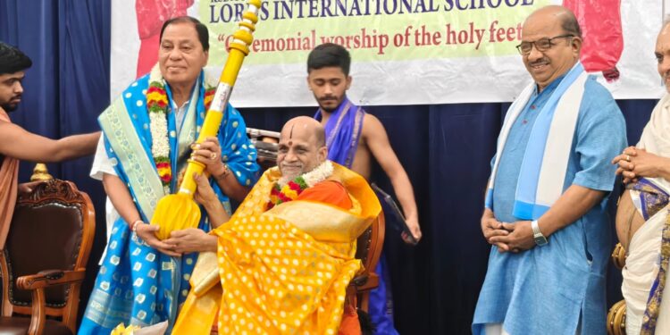 ಉಡುಪಿ :ಕಿದಿಯೂರು ಲಾರ್ಡ್ಸ್ ಇಂಟರ್ನ್ಯಾಷನಲ್ ಶಾಲೆಗೆ ಪುತ್ತಿಗೆ ಶ್ರೀಪಾದರ ಭವ್ಯ ಭೇಟಿ