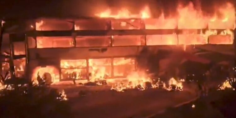 ಆಂಧ್ರಪ್ರದೇಶದಲ್ಲಿ ಭೀಕರ ರಸ್ತೆ ಅಪಘಾತ : ಹೊತ್ತಿ ಉರಿದ ಮತ್ತೊಂದು ಖಾಸಗಿ ಬಸ್..!!