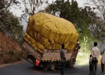 ಬೆಳ್ತಂಗಡಿ : ರಸ್ತೆ ಮಧ್ಯೆ ಲಾರಿ ಪ್ಲೇಟ್ ಕಟ್ – ಬೆಳ್ತಂಗಡಿಯಲ್ಲಿ ಭಾರಿ ಟ್ರಾಫಿಕ್ ಸಮಸ್ಯೆ..!!