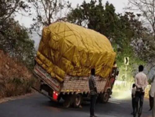 ಬೆಳ್ತಂಗಡಿ : ರಸ್ತೆ ಮಧ್ಯೆ ಲಾರಿ ಪ್ಲೇಟ್ ಕಟ್ – ಬೆಳ್ತಂಗಡಿಯಲ್ಲಿ ಭಾರಿ ಟ್ರಾಫಿಕ್ ಸಮಸ್ಯೆ..!!