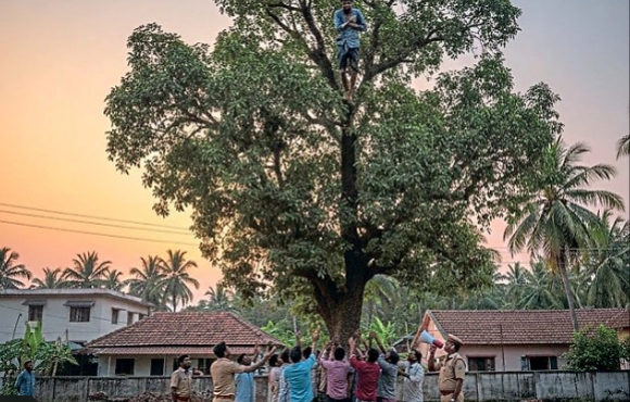 ಮಂಗಳೂರು : ಕೆಲಸ ದೊರೆಯದ ನಿರಾಶೆಯಲ್ಲಿ 50 ಅಡಿ ಎತ್ತರದ ಮರ ಹತ್ತಿದ ಯುವಕ…!!