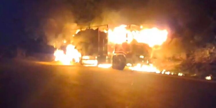 ಚಾರ್ಮಾಡಿ ಘಾಟಿ ಮದ್ಯ ಮೆಕ್ಕೆ ಜೋಳ ಸಾಗಿಸುತ್ತಿದ್ದ ಲಾರಿ ಬೆಂಕಿಗಾಹುತಿ..!!