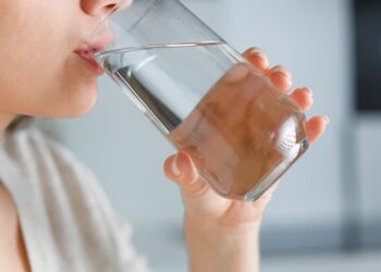 Healthy tips:💧 ಹೆಚ್ಚು ನೀರು ಕುಡಿಯುವುದು ಆರೋಗ್ಯಕರವೇ? — ಅತಿಯಾದರೆ ಅಪಾಯವೂ ಇದೆ!