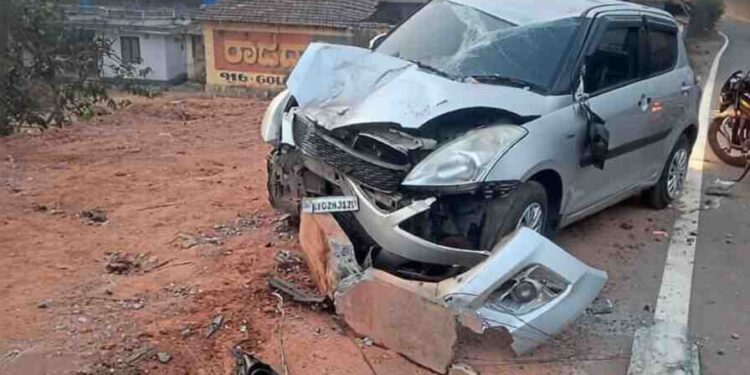 ನಿಯಂತ್ರಣ ತಪ್ಪಿದ ಕಾರು ವಿದ್ಯುತ್ ಕಂಬಕ್ಕೆ ಡಿಕ್ಕಿ: ತಪ್ಪಿದ ದುರಂತ…..!