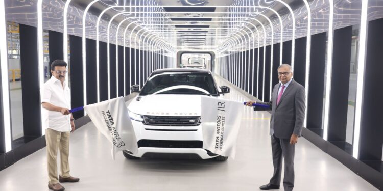 ಟಾಟಾ ಮೋಟಾರ್ಸ್ ಪ್ಯಾಸೆಂಜರ್ ವೆಹಿಕಲ್ಸ್‌ ನ ಹೊಸ ಉತ್ಪಾದನಾ ಘಟಕ ಕಾರ್ಯಾರಂಭ; ಸ್ಥಳೀಯವಾಗಿ ತಯಾರಾಗಿರುವ ಮೊದಲ ವಾಹನ ಜೆಎಲ್‌ಆರ್‌ನ ‘ರೇಂಜ್ ರೋವರ್ ಇವೋಕ್’..!