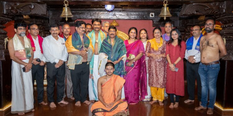 ಪರ್ಯಾಯ ಸೇವೆಗಾಗಿ ಕೆನರಾ ಬ್ಯಾಂಕ್ ಅಧಿಕಾರಿಗಳು  ಹಾಗೂ ಸಿಬ್ಬಂದಿ ವರ್ಗದವರಿಗೆ ಶಿರೂರು ಮಠದಿಂದ  ಗೌರವ..!!