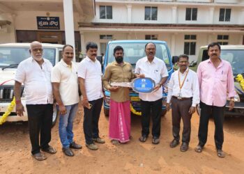 ಸ್ವಾವಲಂಬಿ ಸಾರಥಿ ಯೋಜನೆ: 6 ಫಲಾನುಭವಿಗಳಿಗೆ ವಾಹನ, ಸಹಾಯಧನ ವಿತರಣೆ….!