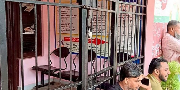 ನೀರು ಪೂರೈಕೆಗಾಗಿ ಬಂಟ್ವಾಳ ಪುರಸಭೆ ಕಚೇರಿಗೆ ಬೀಗ: ಸಾರ್ವಜನಿಕರ ಆಕ್ರೋಶ…!