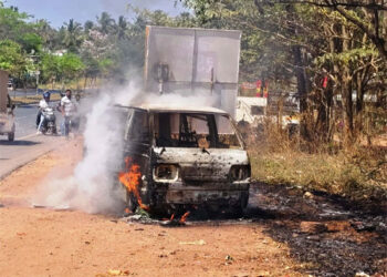 ಚಲಿಸುತ್ತಿದ್ದ ಓಮ್ನಿ ವ್ಯಾನ್‌ನಲ್ಲಿ ಅಗ್ನಿ ಅವಘಡ: ಚಾಲಕ ಪಾರು…!