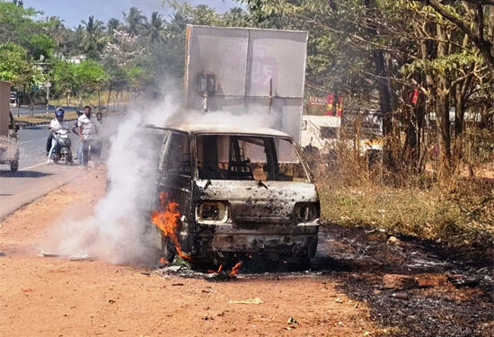 ಚಲಿಸುತ್ತಿದ್ದ ಓಮ್ನಿ ವ್ಯಾನ್‌ನಲ್ಲಿ ಅಗ್ನಿ ಅವಘಡ: ಚಾಲಕ ಪಾರು…!