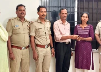 ರಸ್ತೆಯಲ್ಲಿ ಸಿಕ್ಕ ಚಿನ್ನದ ಬಳೆ ಮರಳಿಸಿದ ನಿವೃತ್ತ ಶಿಕ್ಷಕ: ಪ್ರಾಮಾಣಿಕತೆಗೆ ಪೊಲೀಸರ ಅಭಿನಂದನೆ…!