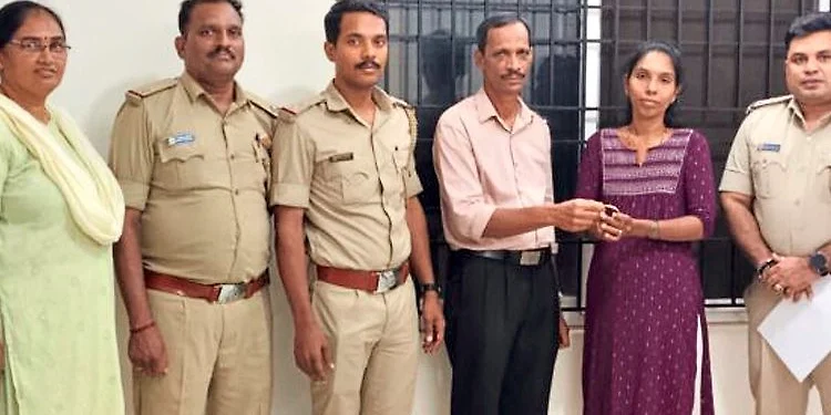 ರಸ್ತೆಯಲ್ಲಿ ಸಿಕ್ಕ ಚಿನ್ನದ ಬಳೆ ಮರಳಿಸಿದ ನಿವೃತ್ತ ಶಿಕ್ಷಕ: ಪ್ರಾಮಾಣಿಕತೆಗೆ ಪೊಲೀಸರ ಅಭಿನಂದನೆ…!