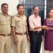 ರಸ್ತೆಯಲ್ಲಿ ಸಿಕ್ಕ ಚಿನ್ನದ ಬಳೆ ಮರಳಿಸಿದ ನಿವೃತ್ತ ಶಿಕ್ಷಕ: ಪ್ರಾಮಾಣಿಕತೆಗೆ ಪೊಲೀಸರ ಅಭಿನಂದನೆ…!