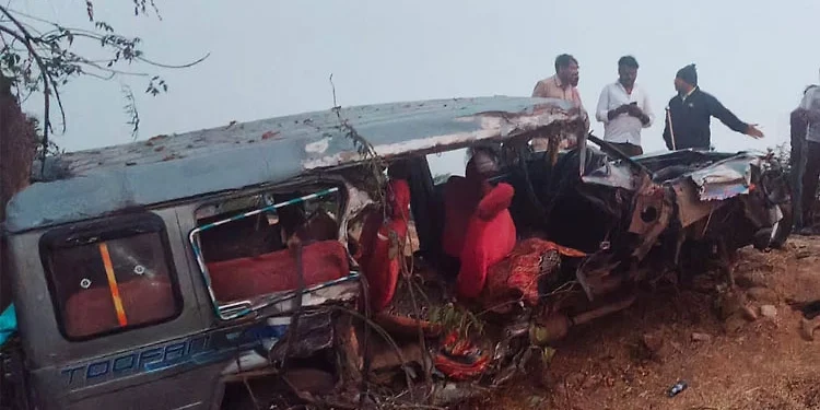 ಗೂಡ್ಸ್ ವಾಹನ – ಪ್ಯಾಸೆಂಜರ್ ಕ್ರೂಸರ್ ನಡುವೆ  ಭೀಕರ ಅಪಘಾತ – ಮೂವರು ಮಹಿಳೆಯರು ಸ್ಥಳದಲ್ಲೇ ಸಾವು.!!