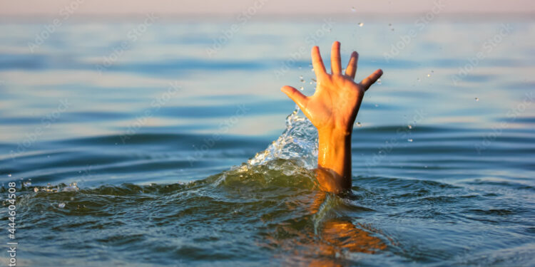 ಮೀನುಗಾರಿಕೆ ವೇಳೆ ದೋಣಿಯಲ್ಲಿ ಬಿದ್ದು ಮೀನುಗಾರ ಮರಣ…!