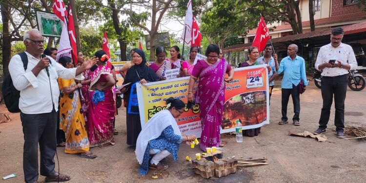 ಉಡುಪಿ: ಅಡುಗೆ ಅನಿಲ ಕೊರತೆ ಬೆಲೆಯೇರಿಕೆ ವಿರುದ್ದ ಮಹಿಳೆಯರ ಪ್ರತಿಭಟನೆ