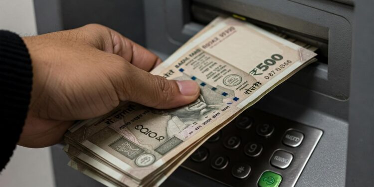 ಎಟಿಎಂ ದೋಷ: ₹10,000 ವಿತ್‌ಡ್ರಾ ವಿಫಲ – 9 ವರ್ಷ ಹೋರಾಟದ ಬಳಿಕ ಗ್ರಾಹಕನಿಗೆ ₹3 ಲಕ್ಷ ಪರಿಹಾರ…!