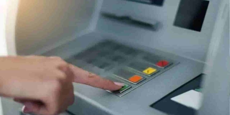 ಏಪ್ರಿಲ್ 1ರಿಂದ UPI-ATM ಹಣ ತೆಗೆಯುವಿಕೆಗೆ ಶುಲ್ಕ: ಉಚಿತ ಮಿತಿ ಬಳಿಕ ₹20-25 ಚಾರ್ಜ್ ಸಾಧ್ಯ….!