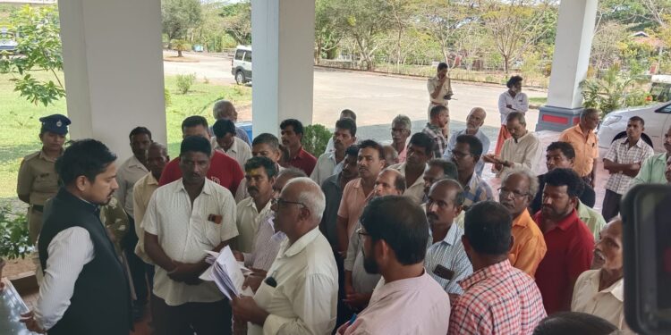 ರಾಜ್ಯ ಕರಡು ಕಾರ್ಮಿಕ ನಿಯಮಗಳ ವಿರೋಧ: ಉಡುಪಿಯಲ್ಲಿ ಸಿಐಟಿಯು ನೇತೃತ್ವದಲ್ಲಿ ಪ್ರತಿಭಟನೆ, ಆಕ್ಷೇಪಣೆ ಪತ್ರ ಸಲ್ಲಿಕೆ..!!