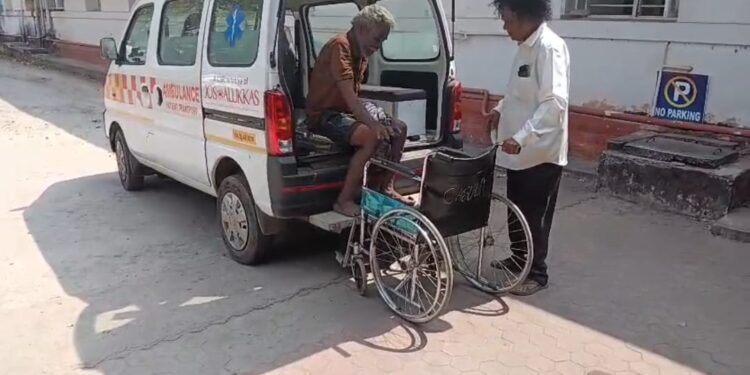 ಕುಸಿದು ಬಿದ್ದ ವ್ಯಕ್ತಿಗೆ ನೆರವಾದ ಸಮಾಜಸೇವಕ; ವಾರಸುದಾರರಿಗೆ ಮಾಹಿತಿ…!